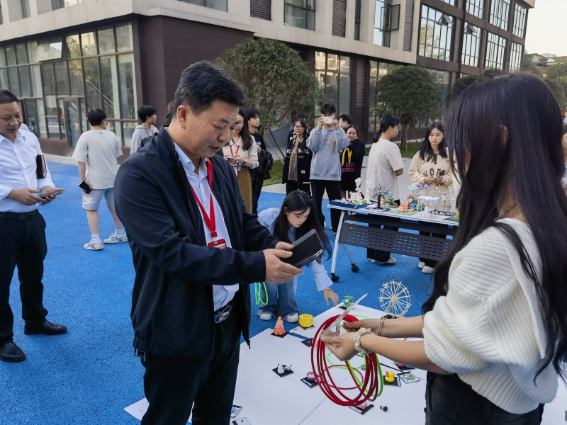 胡强书记扫码付费.jpg