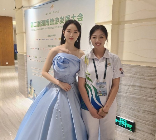 邝婵婧（右一）在旅发大会现场.jpg
