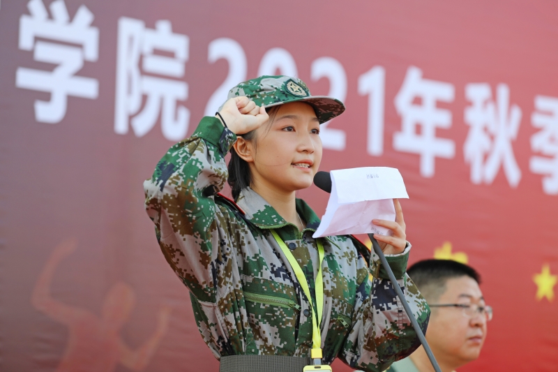 李凌钰在开学典礼上发言.JPG