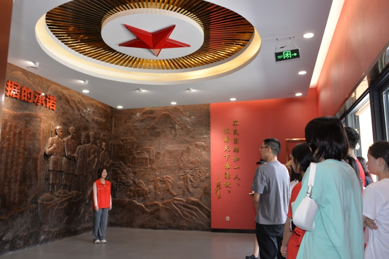 李凌钰在红色展馆讲解.JPG