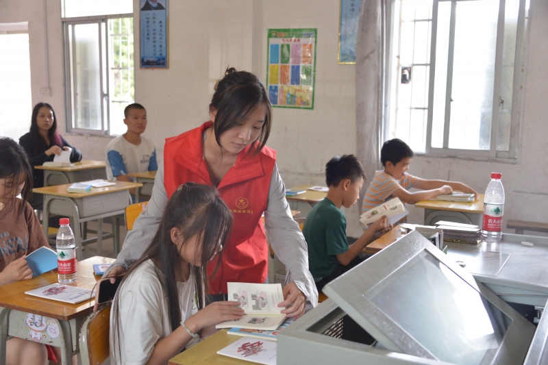李凌钰参加志愿活动.JPG