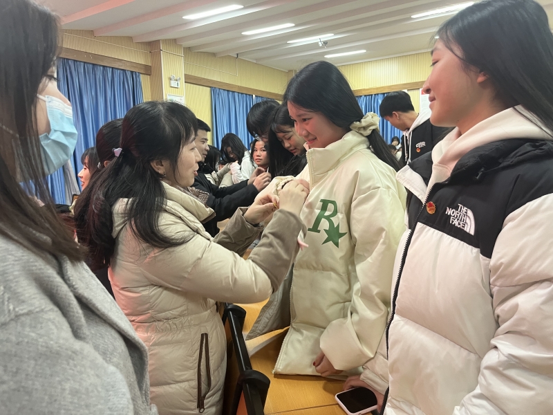 佩戴团徽 (2).jpg