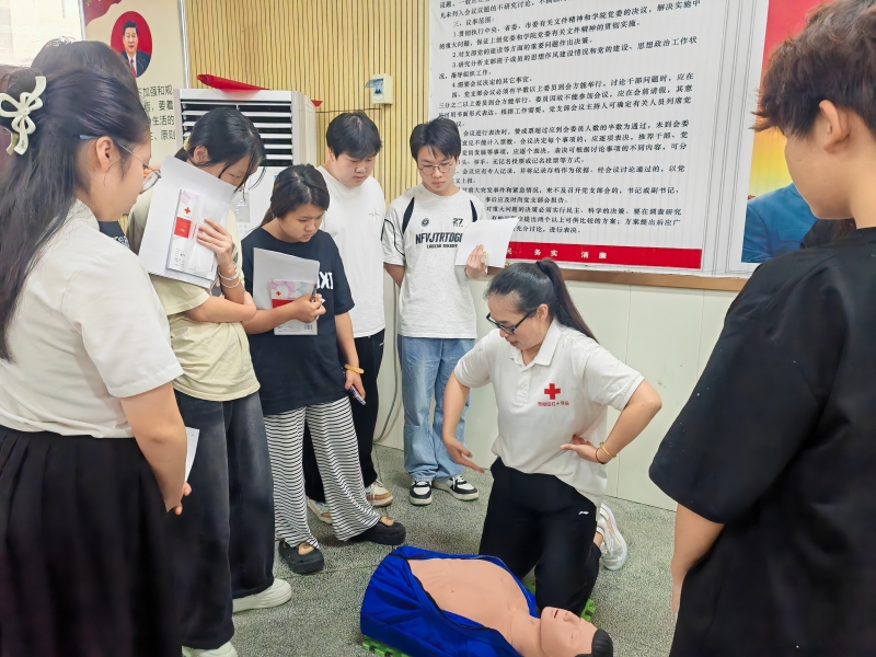 心肺复苏 (1).jpg